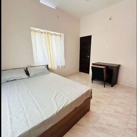 Home At Guruvayur 2 Ac Room,1 Single Bed,Kitchen Εξωτερικό φωτογραφία
