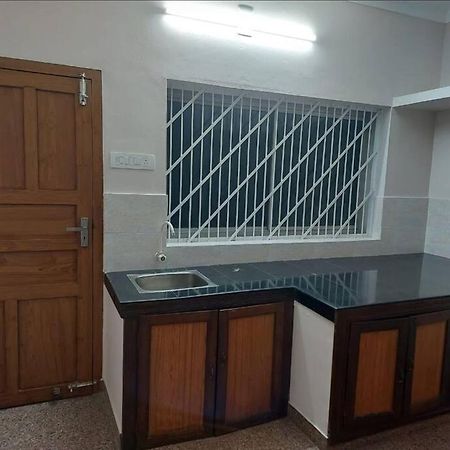 Home At Guruvayur 2 Ac Room,1 Single Bed,Kitchen Εξωτερικό φωτογραφία