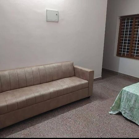 Home At Guruvayur 2 Ac Room,1 Single Bed,Kitchen Εξωτερικό φωτογραφία