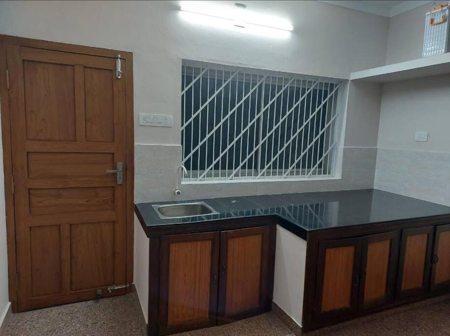 Home At Guruvayur 2 Ac Room,1 Single Bed,Kitchen Εξωτερικό φωτογραφία