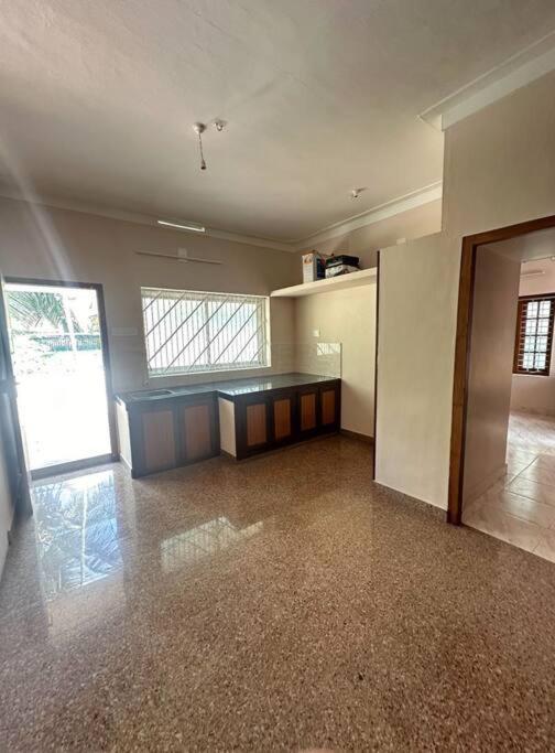 Home At Guruvayur 2 Ac Room,1 Single Bed,Kitchen Εξωτερικό φωτογραφία