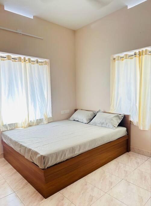 Home At Guruvayur 2 Ac Room,1 Single Bed,Kitchen Εξωτερικό φωτογραφία